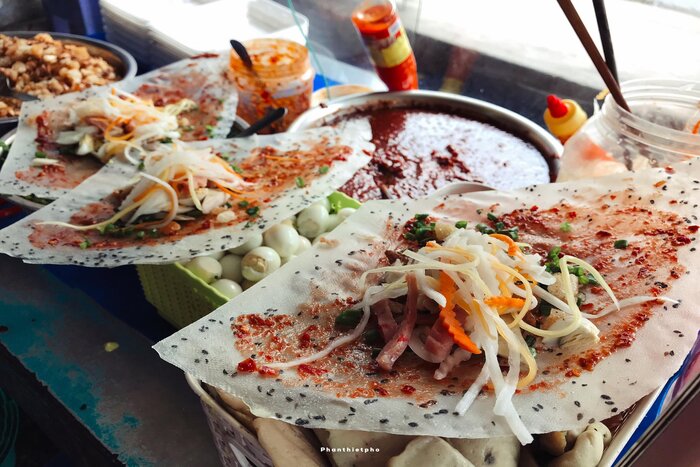 Grilled rice paper with fermented shrimp paste